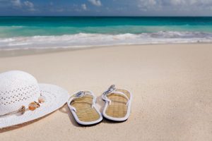 préparer l'été de A à Z chapeau et tongs à la plage