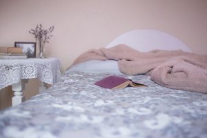 lit avec livre et couverture lit avec livre et couverture, literie bio