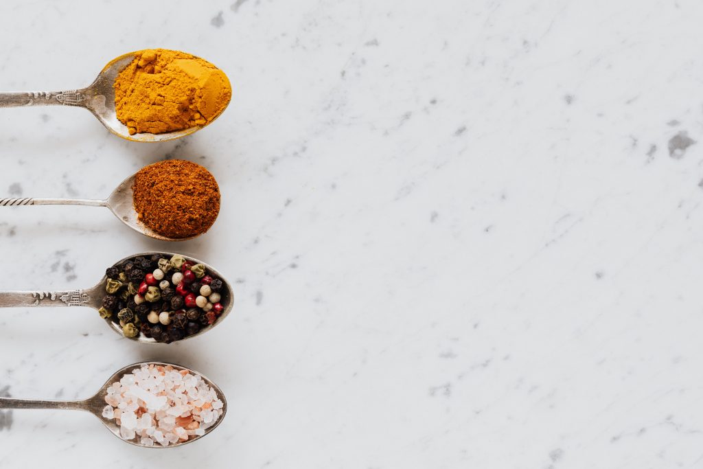 cuillères d'épices pour une cuisine saine